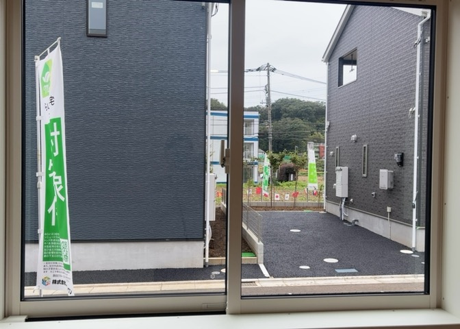 安全面に配慮された室内階段の内装仕様です。しっかりとした手すりが設置されており、小さなお子様からご高齢の方まで安心して上り下りができるバリアフリー構造となっております。細部まで配慮された設計です。