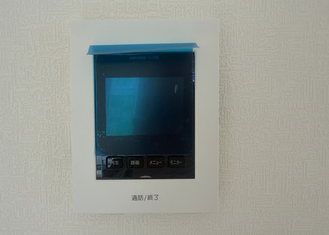 来訪者の顔を室内からしっかり確認できるTVモニタ付インターホンです。防犯面で非常に安心な設備であり、お子様のお留守番時や一人で過ごす時間でも不安を軽減できます。ボタン操作もシンプルで扱いやすいです。