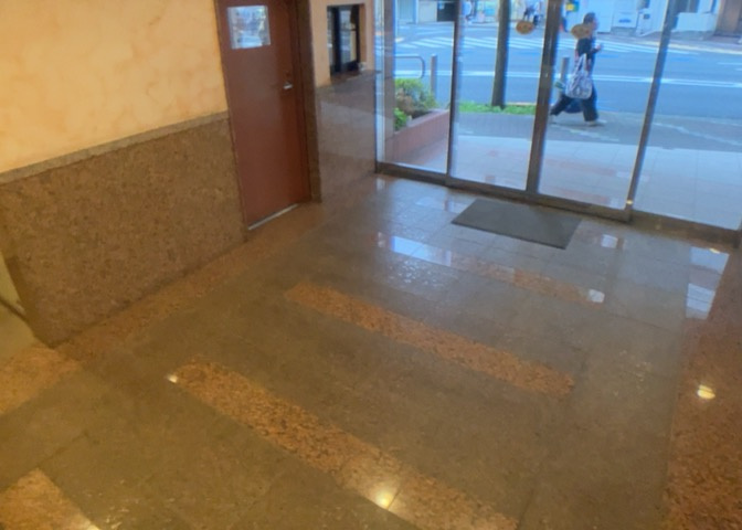 マンションのエントランスには、もともと風よけや防犯の役割がありますが、マンションによって宅配ボックスなどの設備が備わっている所もあります。日々の生活をイメージしながら生活しやすさをチェックしましょう。