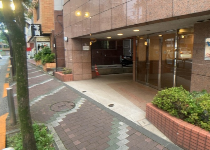 外観はマンション管理がされているかの目安になります。築年数が古いと、壁面は劣化してひび割れが生じることも！建物が古びていても細かいところが修繕されていると、きちんと管理されているなぁと感じるでしょう。