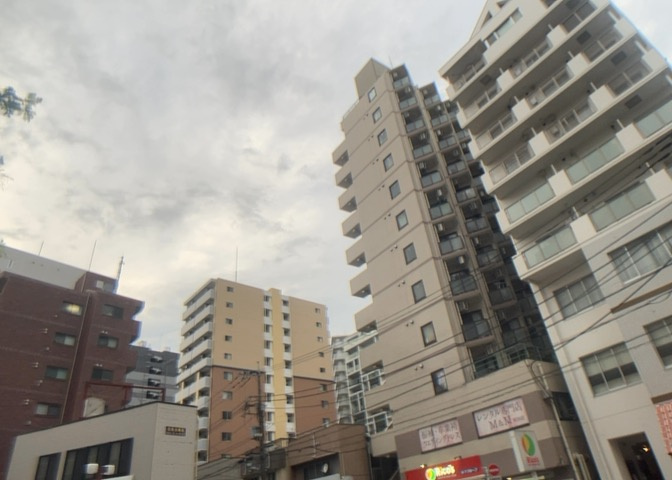 眺望の良さを楽しめるダイニングキッチンで家族団らんの時間を過ごしてはいかがでしょうか。バルコニーから見える景色を家族で眺める時間は、時間が経つのを忘れてしまいそうですね。是非、現地を見に行きましょう！