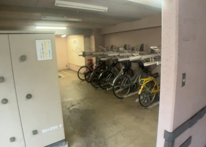 車一台あたりに必要なスペースは、標準サイズの普通自動車で横幅2m50cm、長さ5mは必要になります。ただし、乗降のことも考慮して横幅3m30cm、長さ5m50cmほどは確保できるところを選びましょう。