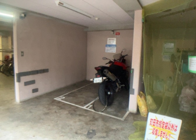 駐車場と明記されていても、最小スペースでつくられた駐車場だと大型車は駐車できなかったり、出入りしにくくなったりする可能性があります。お車のサイズと購入したい物件の駐車場のサイズを現地で確認しましょう。
