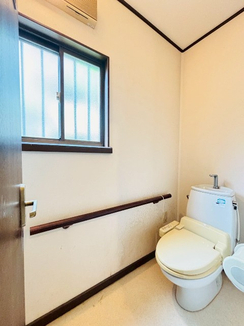 【トイレ/現地写真】採光窓もあり、換気もしやすいトイレ。