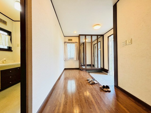 【玄関/現地写真】ゆったりと広く開放的な玄関がご家族や来客をお出迎え。天井や扉なども高めの設計でより開放的に見えます。