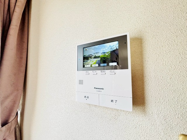 【TVモニター付インターホン/現地写真】来客の顔も確認ができ、セキュリティ面でも安心です