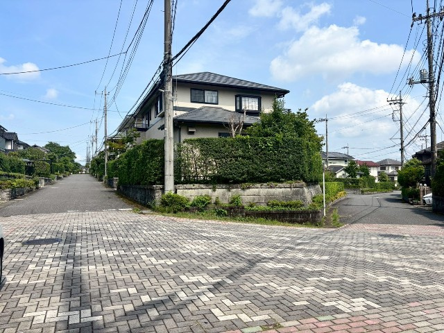【前面道路/現地写真】前面道路は見通しの良い広い道路。道の広さも十分確保されており駐車も楽々です。