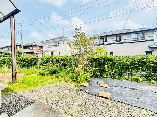 【お庭/現地写真】緑豊かな住宅街で家庭菜園などもいかがでしょうか？