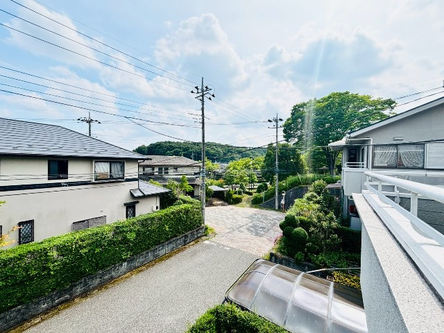 【物件からの眺望/現地写真】2階バルコニーからの眺望です。南道路で見晴らしもよく、歩道へ向かうと約95ｍの場所にバス停がございます。