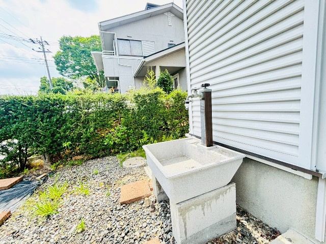 【その他設備/現地写真】お庭には立水栓があるので花壇や家庭菜園のお水やりにも便利です。