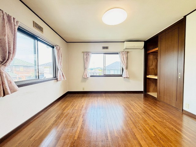 【子供部屋/現地写真】2階洋室は子供部屋などにいかがでしょうか。収納も付いており衣類や学用品もスッキリ片づけられます。