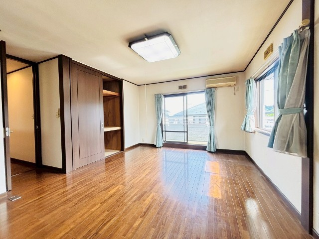 【寝室/現地写真】2階洋室。南向きで明るいお部屋となっていおります。2階も各居室ゆとりのある広さがあります。