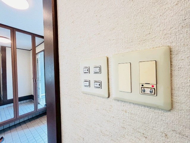 【防犯設備/現地写真】玄関は鍵の施錠とあわせてスイッチで開閉もできます。