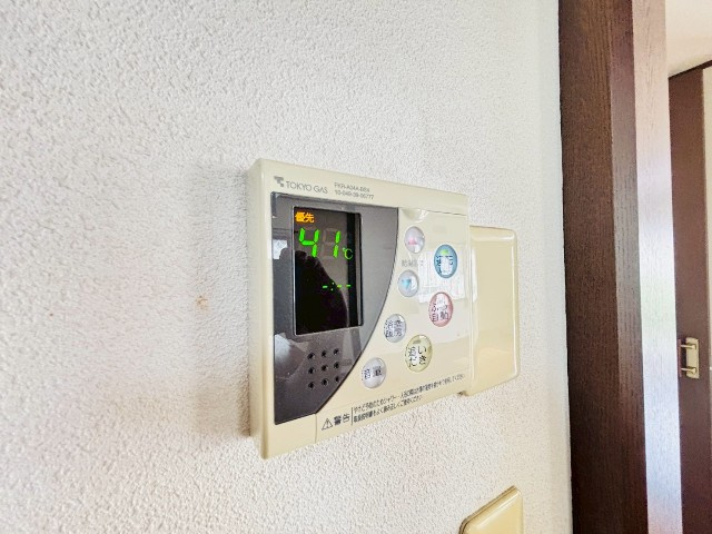 【温水設備/現地写真】わかりやすい給湯スイッチ付きで温度調整などもラクラクです。