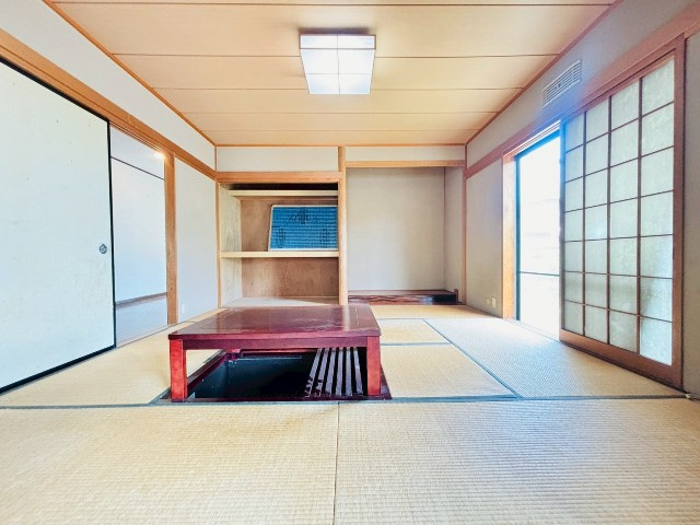 【和室/現地写真】床の間と掘りごたつのある8帖の和室は1階に寝室を設けたい方へもオススメです！