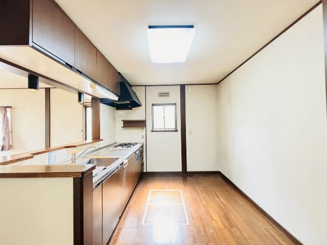 【キッチン/現地写真】カウンターキッチンでお子様の様子を見ながら料理が出来ます。キッチン横には勝手口付の広い家事スペースもございます。