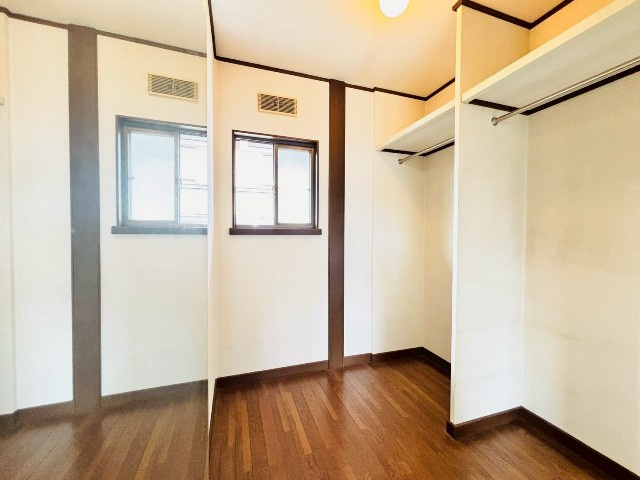 【収納/現地写真】各居室十分な広さの収納があります。ハンガーパイプ付きで丈の長い衣服もかけられます。鏡になっている扉で衣装あわせもし安いです。