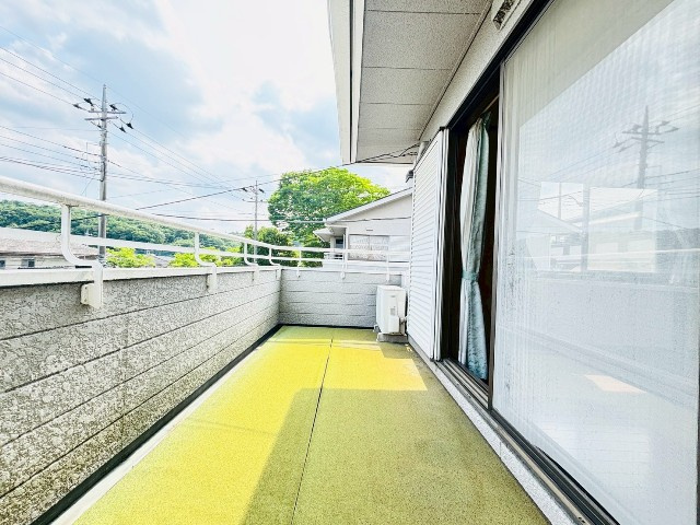 【バルコニー/現地写真】南向きの広々バルコニーは日当たり、風通しが良く、お布団や洗濯物がたくさん干せます。