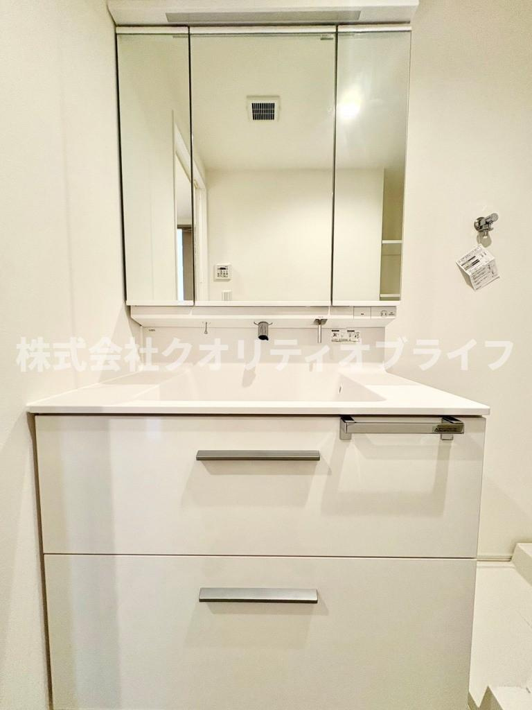 朝の身支度がスムーズにできる便利な三面鏡付きの洗面化粧台。鏡の裏はすべて収納スペースになっており、散らかりがちな洗面まわりの小物を隠してスッキリと片付けることができます。