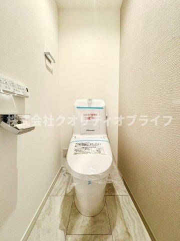 衛生的で年中快適に使用できる温水洗浄便座付きのトイレ空間。便座をいつでも清潔に保てるだけでなく、お掃除がしやすい形状になっており、日々のちょっとしたお手入れのストレスを大幅に軽減してくれます。