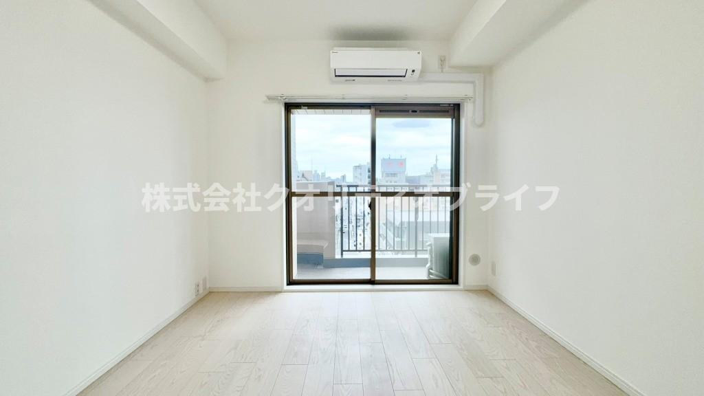 洋室の大きな窓からは東京スカイツリーをダイナミックに望むことができます。朝は爽やかな青空とタワーのコントラストで気持ちよく目覚め、夜はライトアップされた幻想的な姿を眺める贅沢なプライベート空間です。