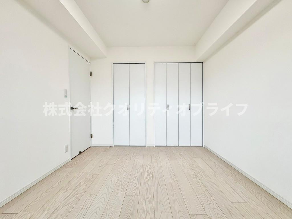 大型のベッドを配置しても圧迫感のない、ゆとりある広さを確保した洋室。1日の疲れをゆったりと癒す主寝室にふさわしく、落ち着いたインテリアで静かなプライベートタイムを演出できる快適な空間です。