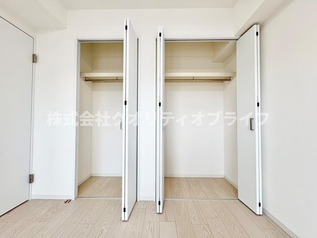 各居室に標準装備された使い勝手の良いクローゼット。ハンガーパイプや棚が設置されており、洋服や季節ものの荷物をすっきりと片付けて、お部屋の広さを有効に活用できます。