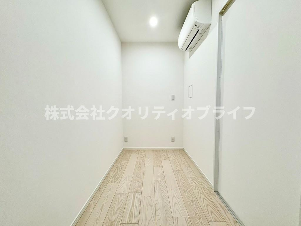 静かに集中できる環境が整った、リモートワークやオンライン授業、趣味の書斎スペースにぴったりな洋室。コンセント位置や照明にも配慮されており、お家時間をより豊かで生産的なものに変えてくれます。