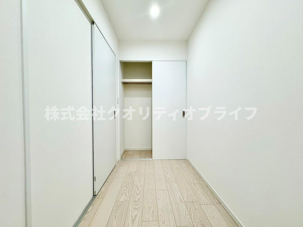 コンパクトながら使い勝手の良い洋室。衣装部屋としての納戸利用や、趣味の部屋、来客用のゲストルームなど、住まう方のライフスタイルやライフステージの変化に合わせてマルチに活躍してくれる一室です。