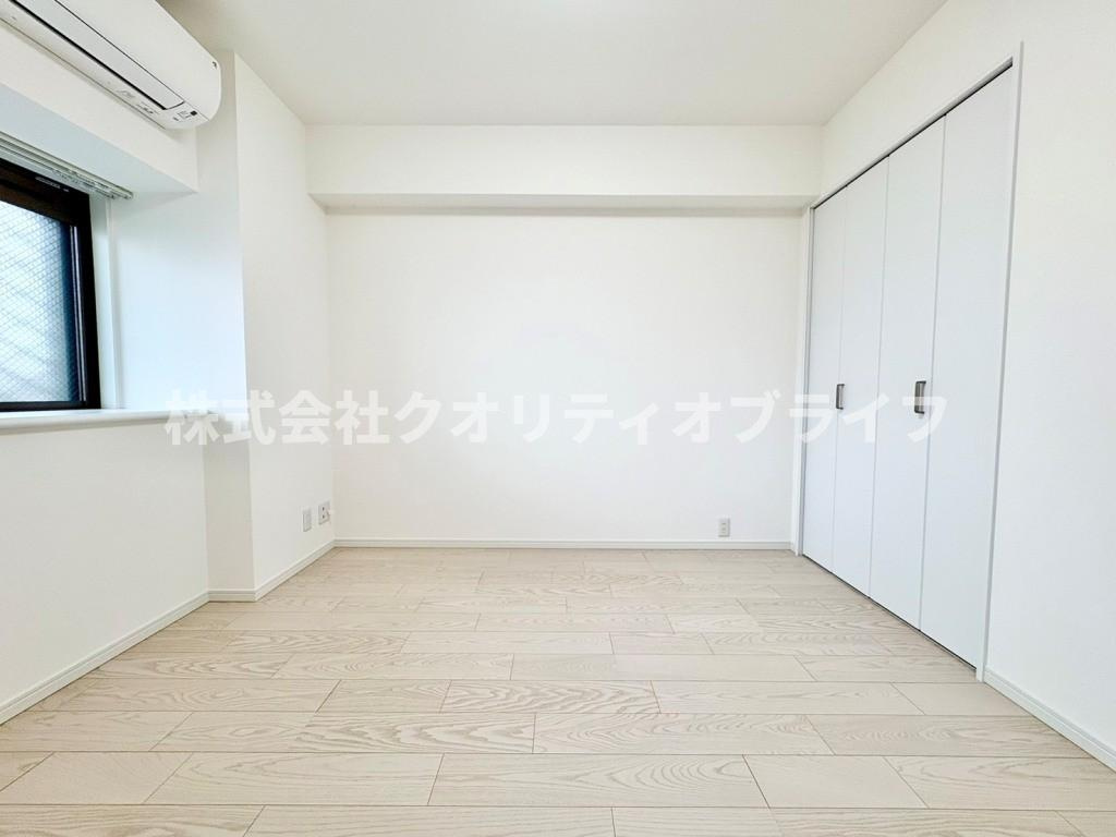大型のベッドを配置しても圧迫感のない、ゆとりある広さを確保した洋室。1日の疲れをゆったりと癒す主寝室にふさわしく、落ち着いたインテリアで静かなプライベートタイムを演出できる快適な空間です。