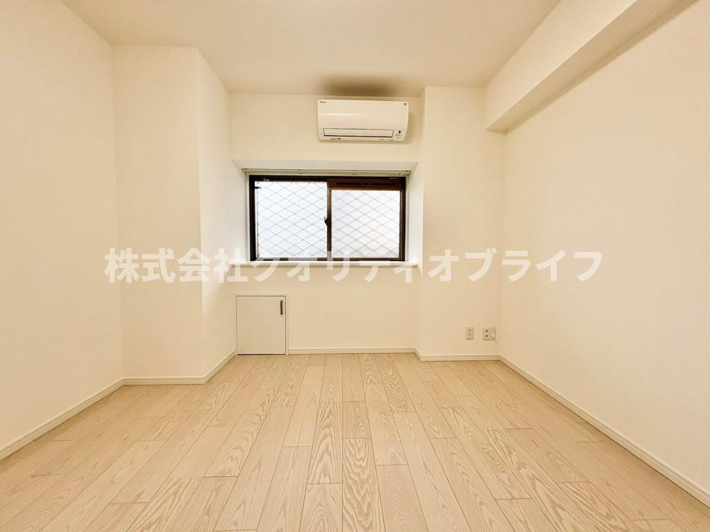 クロスやフローリング、建具まで全てが綺麗に新品交換された清潔感あふれるリノベ洋室。新築さながらの美しさと洗練されたトーンで、どんなデザインの家具を配置しても綺麗に馴染む空間に仕上がっています。
