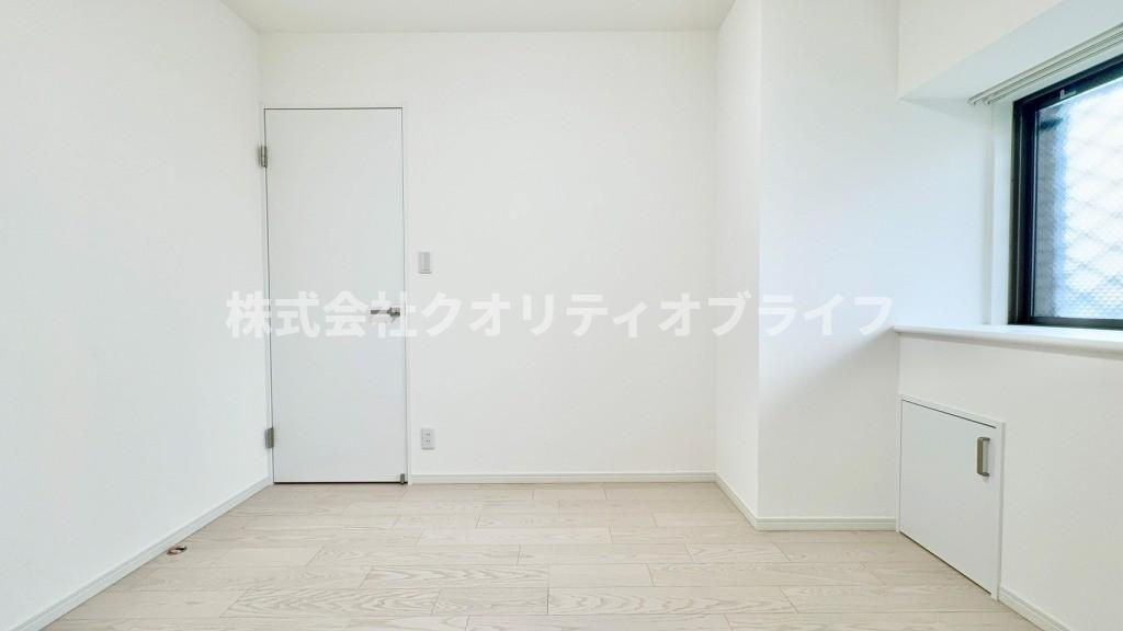 クローゼット完備で整理整頓が習慣化しやすい、子供部屋に最適な洋室。勉強デスクやベッドを配置しやすい綺麗な形状で、お子様の成長に合わせてインテリアの模様替えも柔軟に楽しめる工夫された設計です。