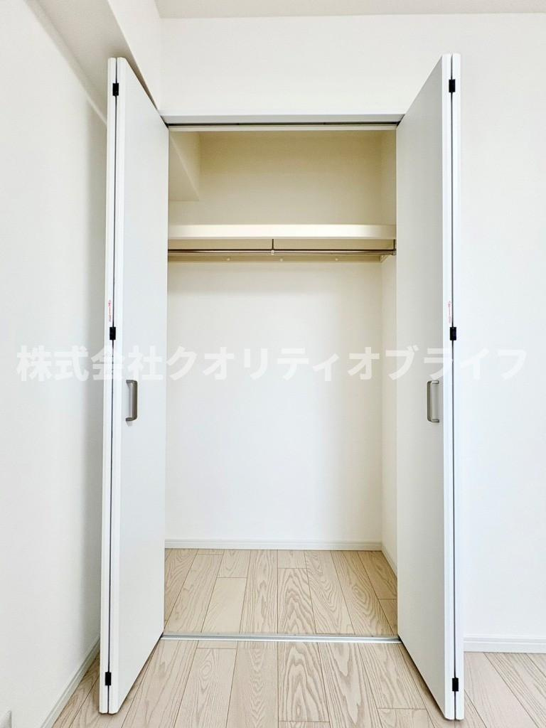 お洋服や季節ものの荷物をたっぷり保管できるクローゼットに直結した洋室。室内を常に生活感のない美しく整った状態にキープでき、毎日の身支度もスムーズにこなせる機能的な空間です。