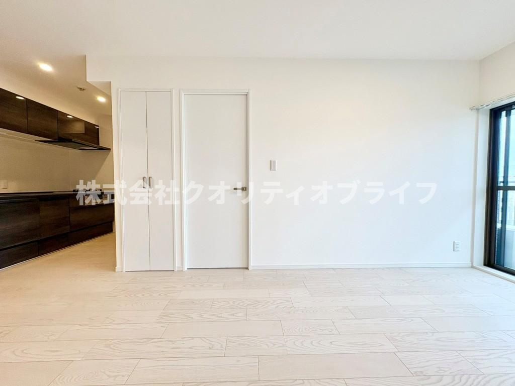 大きな窓から豊かな陽光が注ぎ込む、明るく開放感に満ちたリビング空間。日中は照明をつけなくても温かい光に包まれ、家族が自然と集まってゆったりと寛げる、住まいの中心にふさわしいお部屋です。