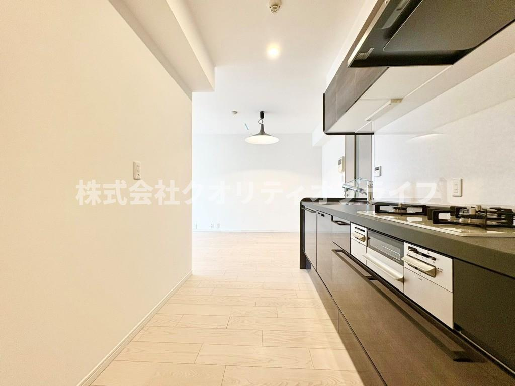 圧迫感を与えないすっきりとしたデザインが、お部屋全体をさらに広く見せてくれる洗練されたキッチン。無駄のないクリーンな佇まいで、毎日の何気ない調理時間をちょっと特別なものに変えてくれます。