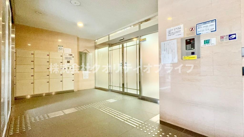 オートロックや防犯カメラがしっかりと設置された安心感のあるエントランス。部外者の侵入を防ぎ、一人暮らしの方や小さなお子様のいるご家庭でも24時間ストレスなく安全に過ごせる防犯体制が整っています。