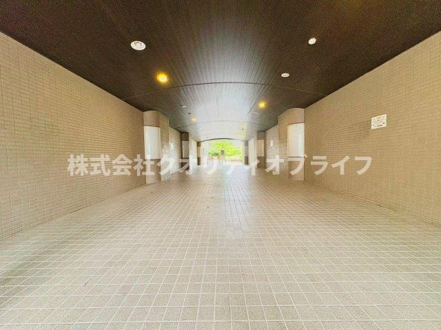 まるでお店の入り口のようにおしゃれで、クリーンに維持されたエントランス空間。オートロックや防犯カメラなどセキュリティも万全で、一人暮らしや小さなお子様のいるご家庭も24時間安心して過ごせます。
