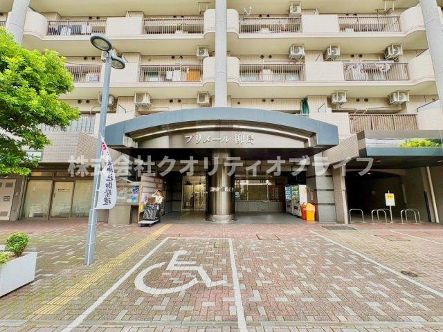 敷地内の植栽や共有部まで綺麗に清掃が施され、良好な管理体制が一目で伝わるクリーンな外観。住人の方々が大切に維持してきた安心感があり、毎日を気持ちよく、清々しく迎えられる環境です。