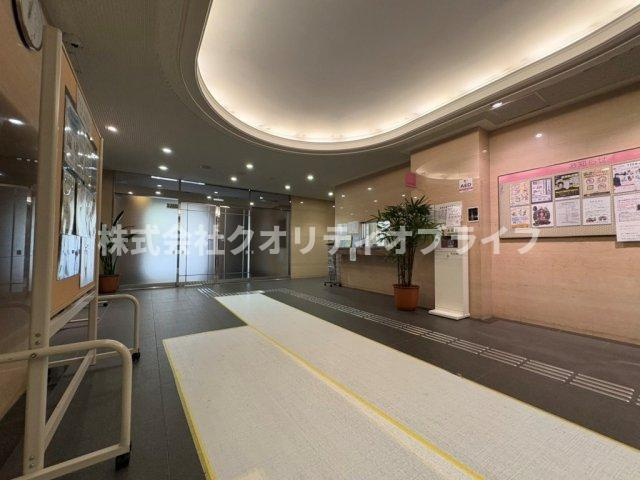 広々とした開放感があり、掃除が隅々まで行き届いた清潔感あふれるロビー空間。ちょっとした来客の対応やタクシーの待ち時間など、住人の方々が多目的に利用できる寛ぎの共用スペースです。