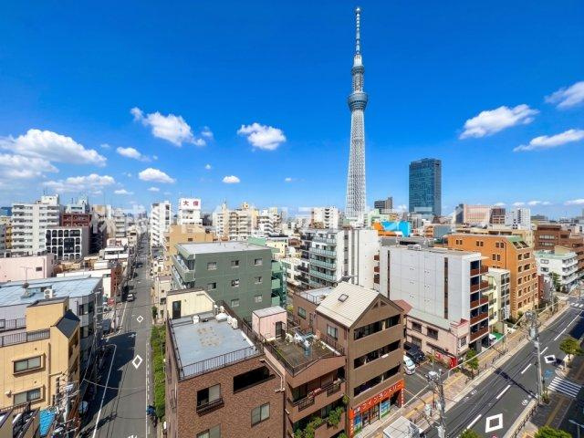 バルコニーから東京スカイツリーを一望できる抜群のロケーションが魅力のお部屋です。爽やかな青空に映える昼間の姿はもちろん、夕暮れ時のグラデーションや綺麗な夜間のライトアップまでお楽しみいただけます。