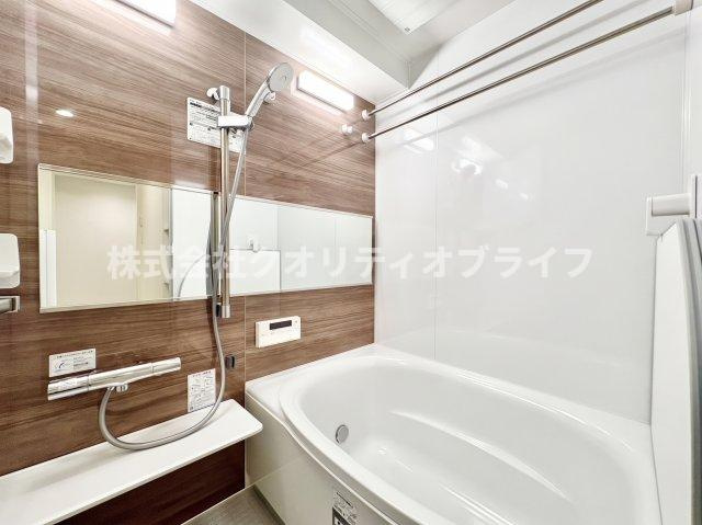 1日の疲れをゆったりと癒せる、クリーンで心地よいバスルーム。お気に入りの入浴剤を入れて、贅沢なリラックスタイムを過ごせる空間です。毎日のバスタイムが楽しみになるような、開放感のある設計です。