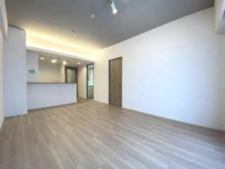 リビング　14.4帖のLDKは、ダイニングテーブルとソファをしっかり配置できる広さ。内装フルリフォーム済みのため、新築感覚でお住まいいただけます。