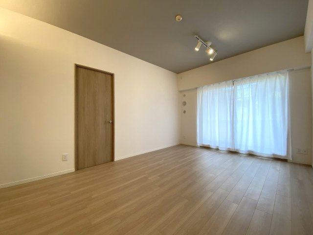 リビング　家族団らんの時間を快適に過ごせる広々としたリビング空間。隣接する洋室との一体利用も可能で、用途に応じたフレキシブルな使い方が魅力です。