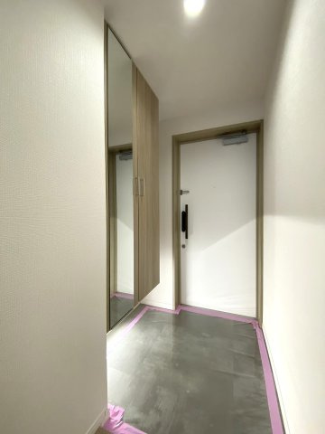 玄関　新規張り替えされたフロアタイルの玄関アプローチ。お客様を心地よく迎える清潔感のある空間で、靴をしっかり収納できる下駄箱も完備しています。