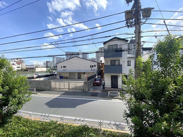 眺望　2階部分からの落ち着いた眺望。前面は遮るものがなく解放感があり、日常に心地よい採光と風通しをもたらしてくれる住環境です。