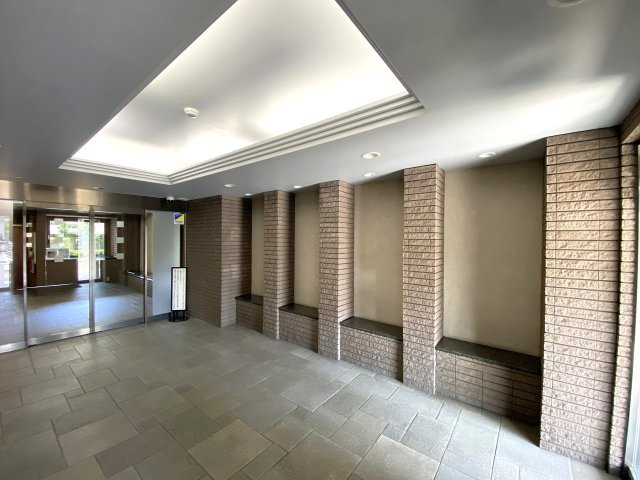 エントランスホール　清潔感のあるエントランスホール。日勤の管理体制（月・火・木～土）が敷かれており、居住者の安全と快適な暮らしを暖かく見守ります。
