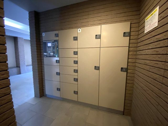 宅配ボックス　ご不在時や在宅ワーク中でもスムーズに荷物を受け取れる宅配ボックスを完備。再配達の手間を省き、ネットショッピングも快適に楽しめます。