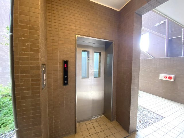 エレベーター　綺麗に整備・管理された共用エレベーター。お買い物後の重い荷物の持ち運びや、ベビーカーをご利用の際にもスムーズにお部屋まで移動できます。