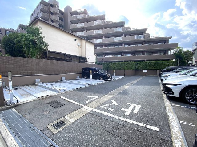 駐車場　敷地内に完備された駐車場（月額12、000～26、000円）。愛車を敷地内に保管でき、おでかけや送迎にも大変便利です。※空き状況要確認。