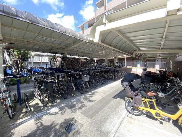 駐輪場　屋根付きで雨から自転車を守れる敷地内駐輪場（月額150～500円）。近隣への移動やお買い物、通勤通学に自転車を活用したい方に嬉しい設備です。